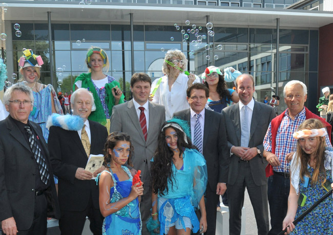 MdL Georg Winter teilt mit, dass für den Umbau, Erweiterung und Sanierung der staatlichen Dr.-Max-Josef-Metzger-Realschule in Meitingen 870.000 Euro Fördermittel fließen. Im Bild: Architekt Wolfang Obel, Rektor Hans Peter Scholze, Bürgermeister Dr. Michael Higl, MdL Georg Winter, Landrat Martin Sailer und dem ehemaligen Bürgermeister Alfred Sartor (von links) bei der feierlichen Einweihung im vergangenen Jahr.